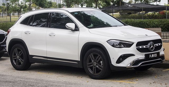 Mercedes-Benz GLA visto de frente em três quartos