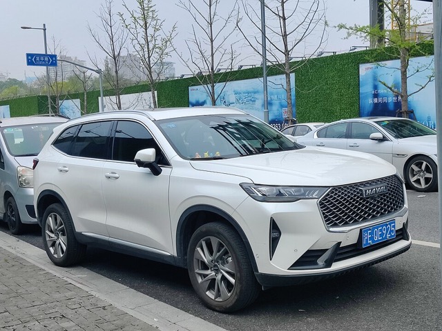 GWM Haval H6 branco visto de frente em três quartos