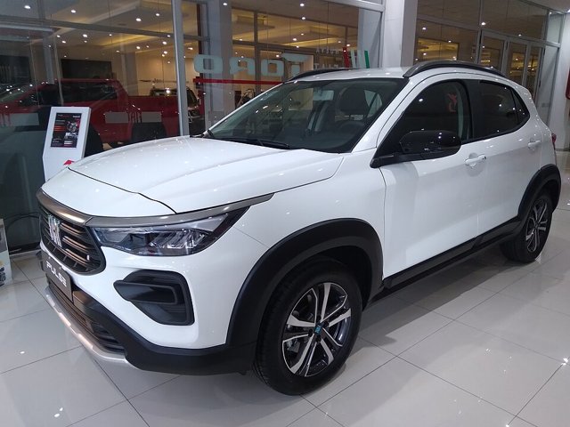 Fiat Pulse branco visto de frente em três quartos