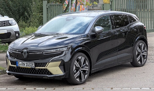Renault Megane E-Tech visto de frente em três quartos