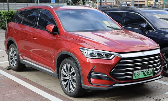 BYD Song Pro visto de frente em três quartos