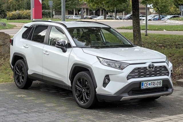 Toyota RAV4 visto de frente em três quartos
