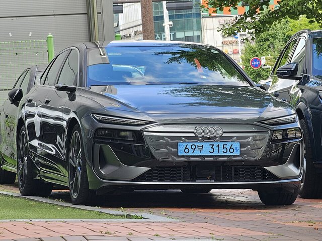 Audi A6 Sportback e-tron visto de frente em três quartos