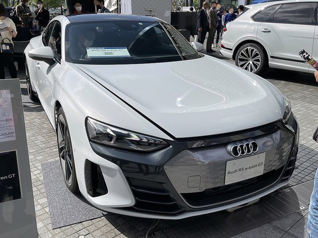Audi RS e-tron GT visto de frente em três quartos