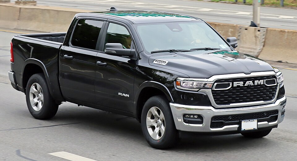 RAM 1500 visto de frente em três quartos