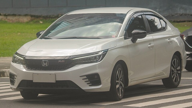 Honda City sedan visto de frente em três quartos