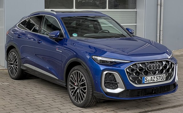 Audi SQ5 Sportback visto de frente em três quartos