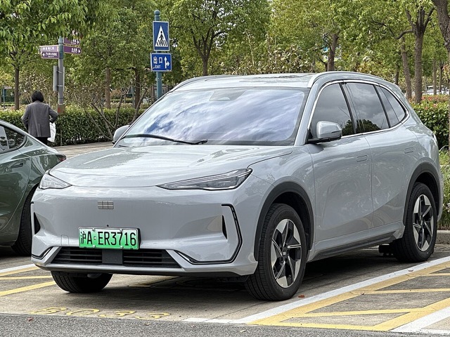 Geely EX5 EM-i (Galaxy E5) visto de frente em três quartos