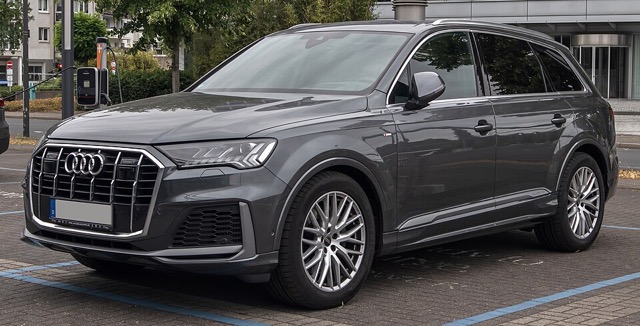 Audi Q7 visto de frente em três quartos