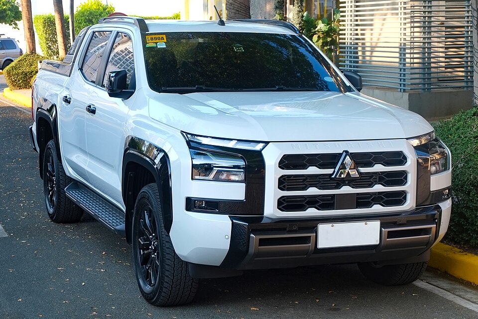 Mitsubishi Triton visto de frente em três quartos