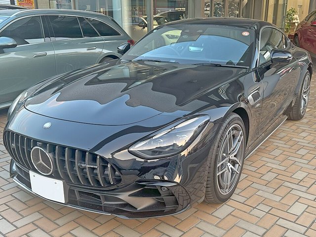 Mercedes-Benz AMG GT Coupé visto de frente em três quartos