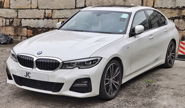 BMW Série 3 (G20) branco visto de frente em três quartos