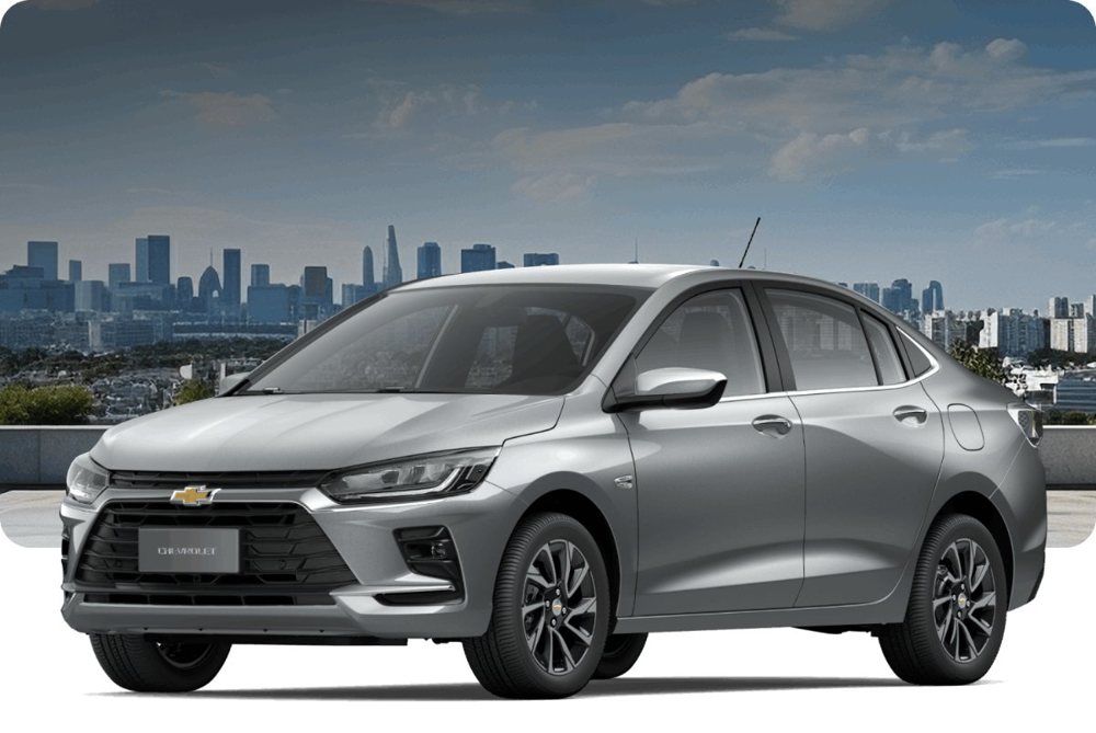 Chevrolet Onix Plus prata visto de frente em três quartos