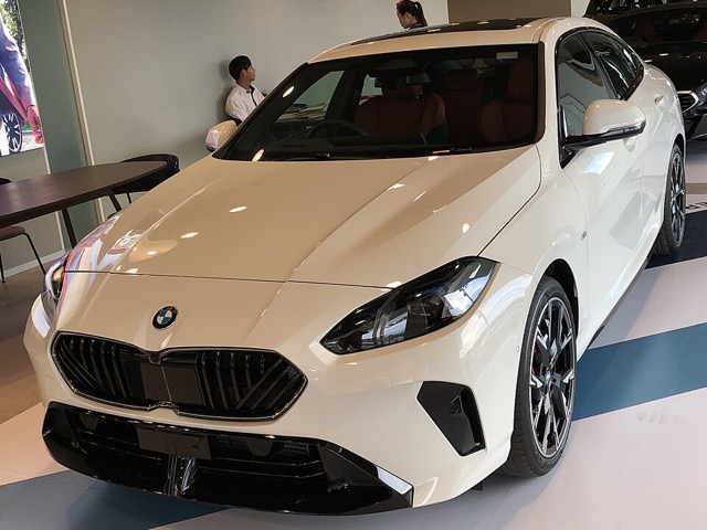 BMW Série 2 Gran Coupé visto de frente em três quartos