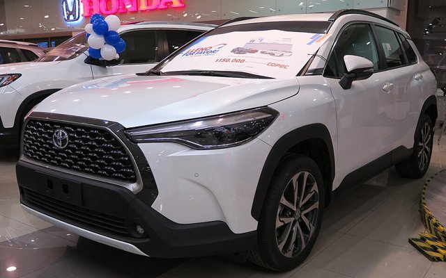 Toyota Corolla Cross branco visto de frente em três quartos