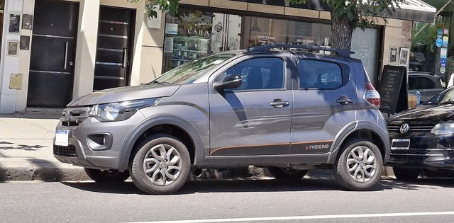 Fiat Mobi Trekking cinza visto de frente em três quartos