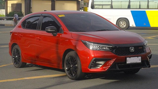 Honda City Hatchback visto de frente em três quartos