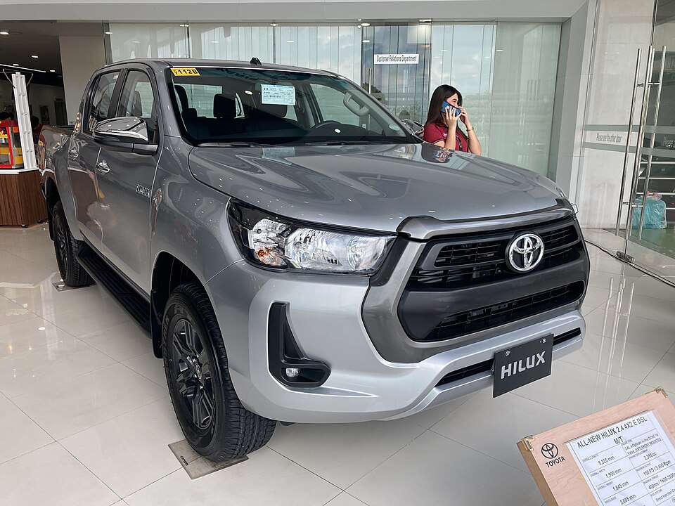 Toyota Hilux visto de frente em três quartos