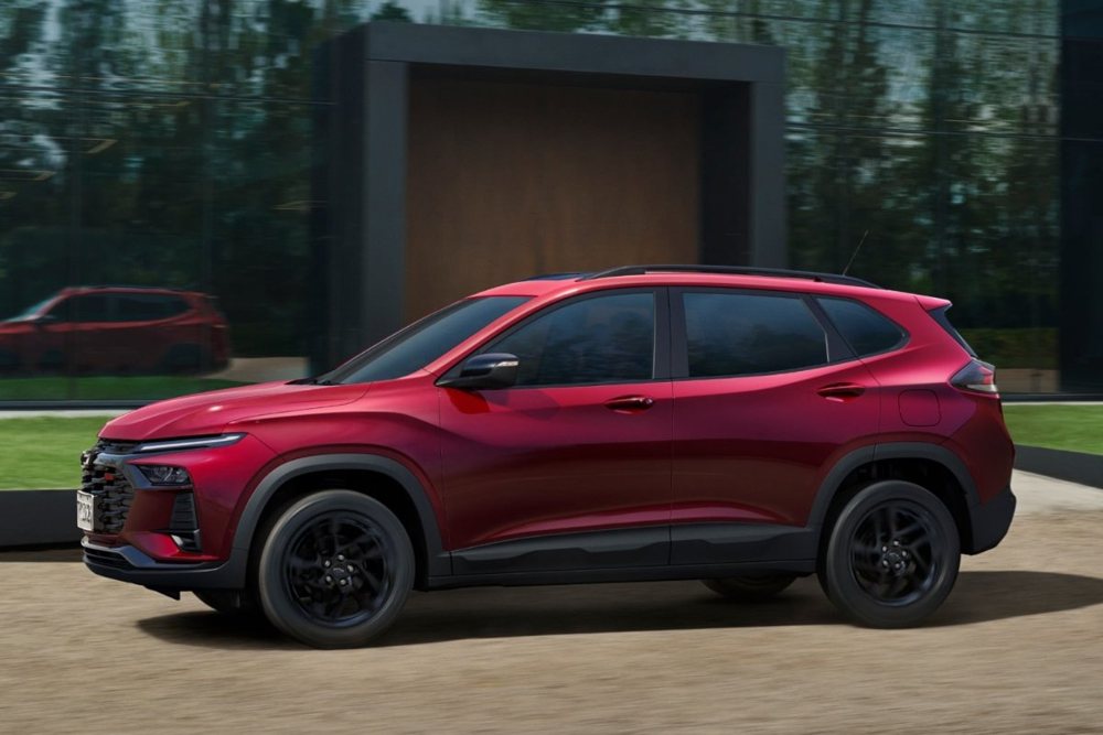 Chevrolet Tracker vermelho visto de lado