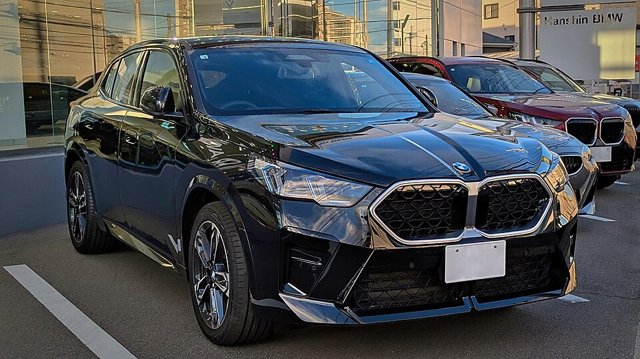 BMW X2 visto de frente em três quartos