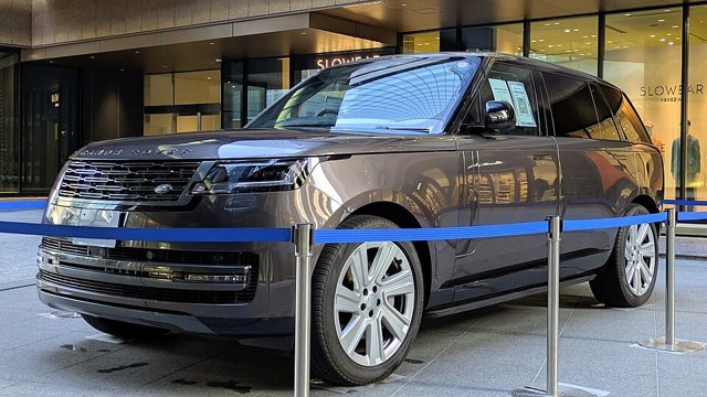 Land Rover Range Rover visto de frente em três quartos