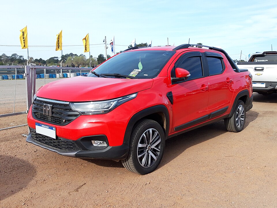 Fiat Strada visto de frente em três quartos