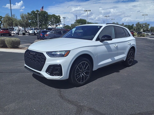 Audi SQ5 visto de frente em três quartos