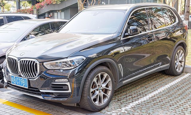 BMW X5 visto de frente em três quartos