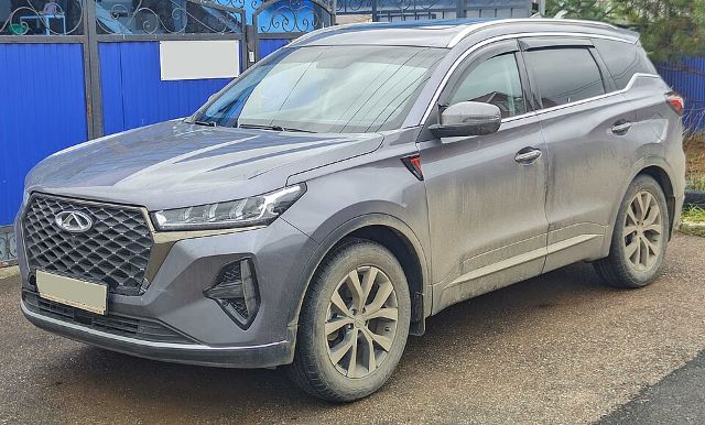 Chery Tiggo 7 Pro cinza visto de frente em três quartos