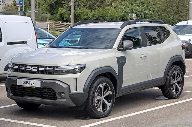 Dacia Duster (3ª geração) visto de frente em três quartos