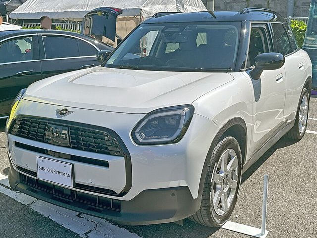 Mini Countryman visto de frente em três quartos
