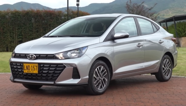 Hyundai HB20S visto de frente em três quartos