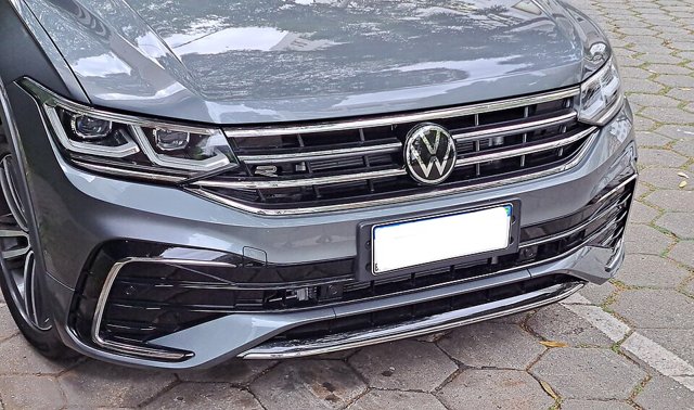 Volkswagen Tiguan Allspace R-Line cinza, detalhe da frente