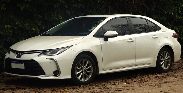 Toyota Corolla sedã branco visto de frente em três quartos