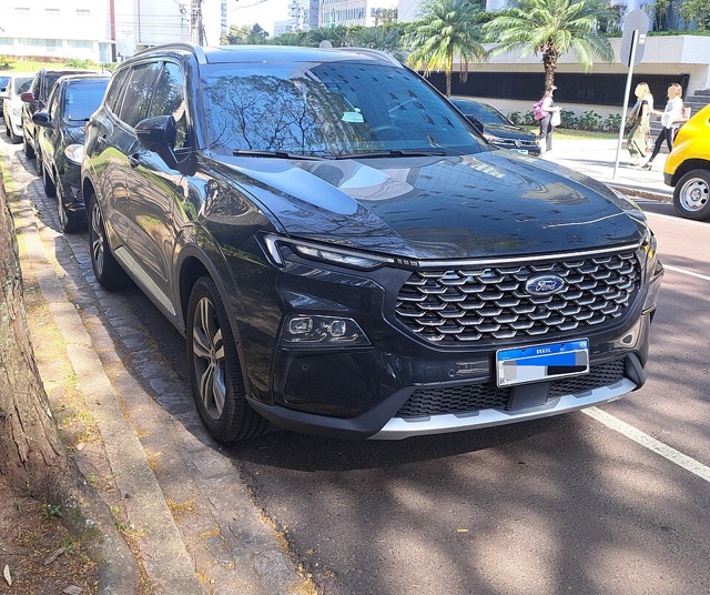 Ford Territory visto de frente em três quartos
