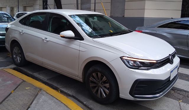 Volkswagen Virtus branco visto de frente em três quartos