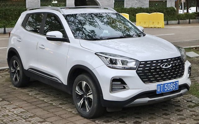 Chery Tiggo 5X visto de frente em três quartos
