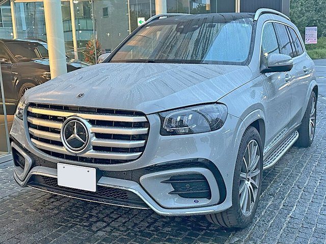 Mercedes-Benz GLS visto de frente em três quartos