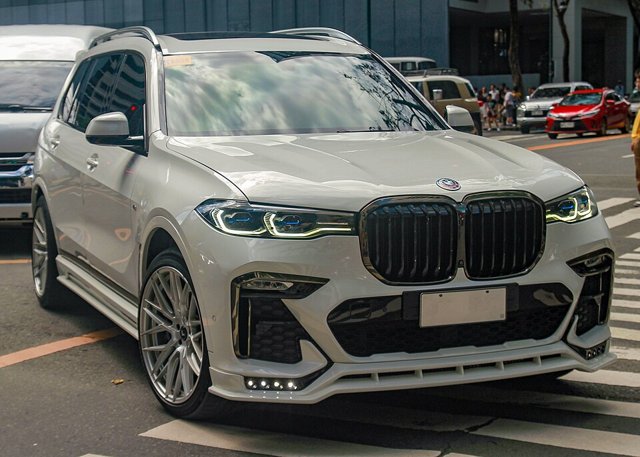 BMW X7 visto de frente em três quartos