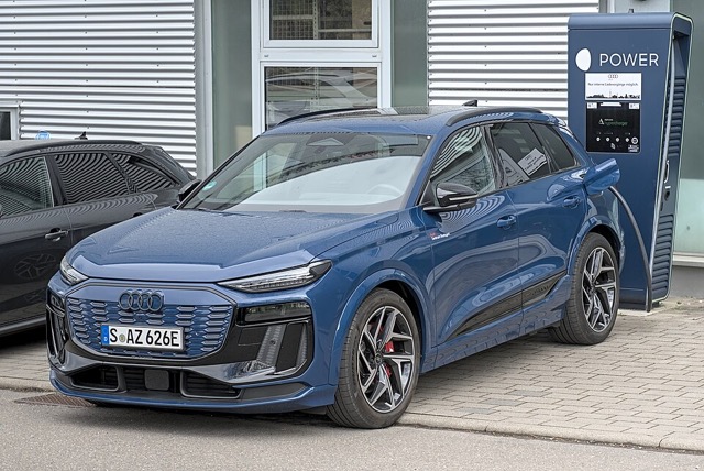 Audi Q6 e-tron visto de frente em três quartos