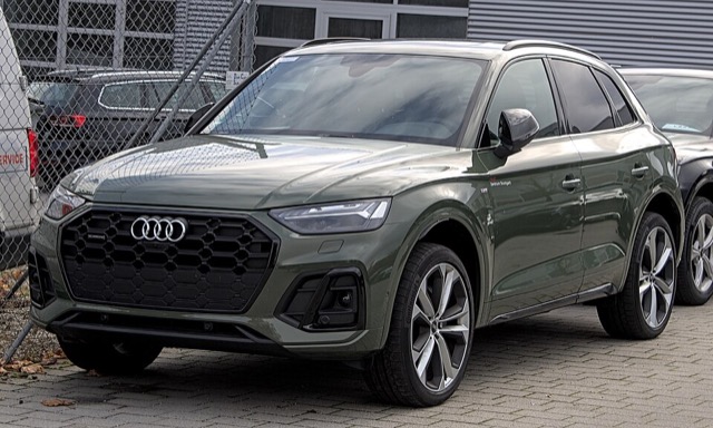 Audi Q5 visto de frente em três quartos