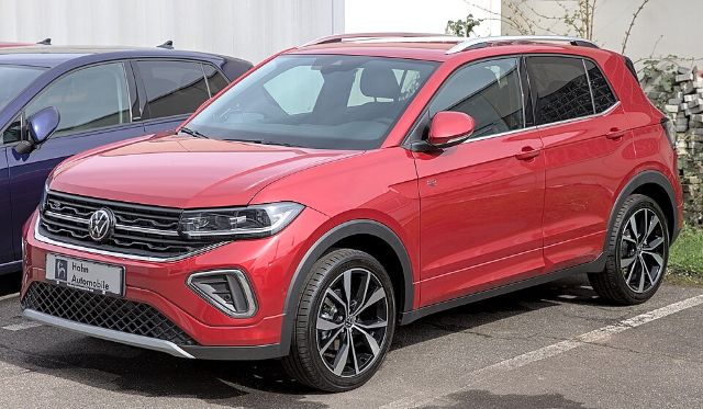 Volkswagen T-Cross vermelho visto de frente em três quartos