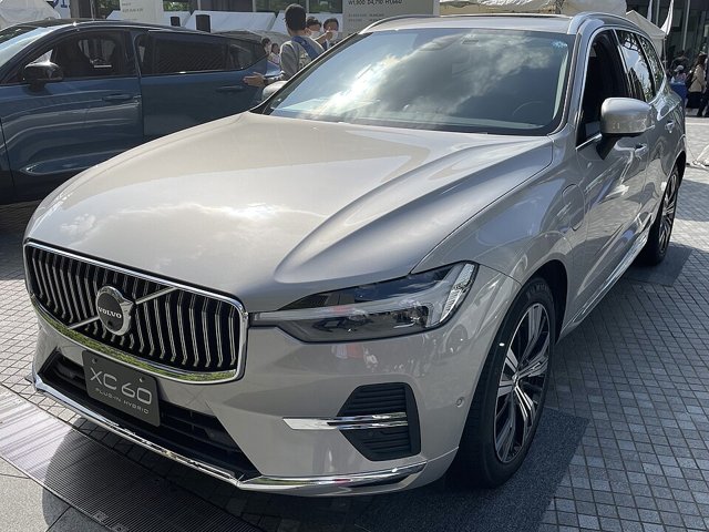 Volvo XC60 visto de frente em três quartos