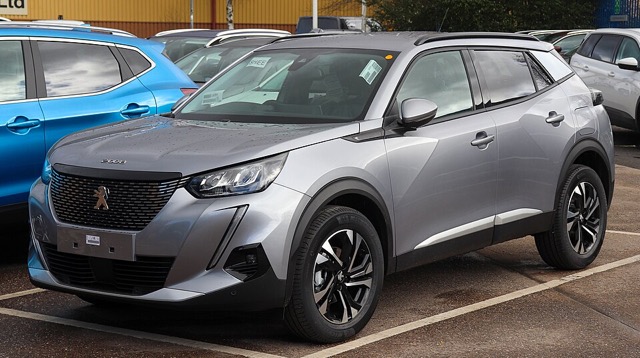 Peugeot 2008 visto de frente em três quartos
