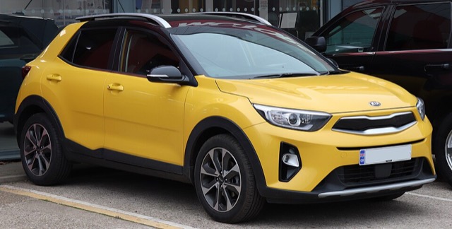 Kia Stonic visto de frente em três quartos