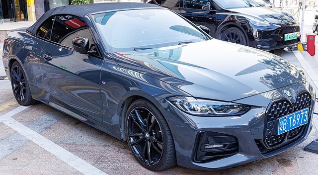 BMW Série 4 Cabrio visto de frente em três quartos