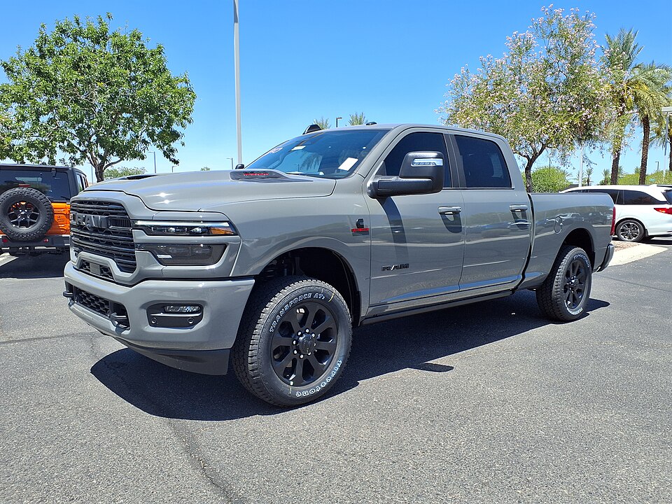 RAM 2500 visto de frente em três quartos