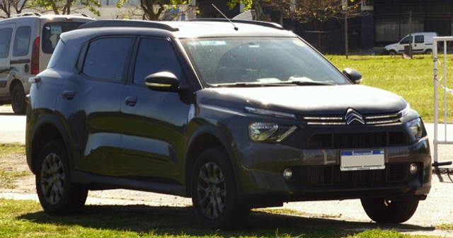Citroën Aircross (C3 Aircross) visto de frente em três quartos