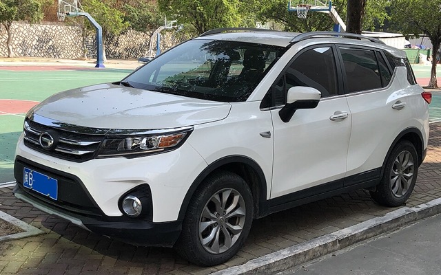 GAC Trumpchi GS3 visto de frente em três quartos