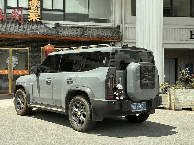 Jetour T2 (Traveller) cinza visto de trás em três quartos